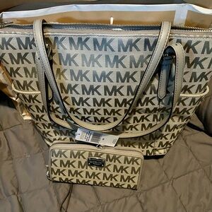Michael Kors Charlotte Tote & Trifold matching wallet light gray